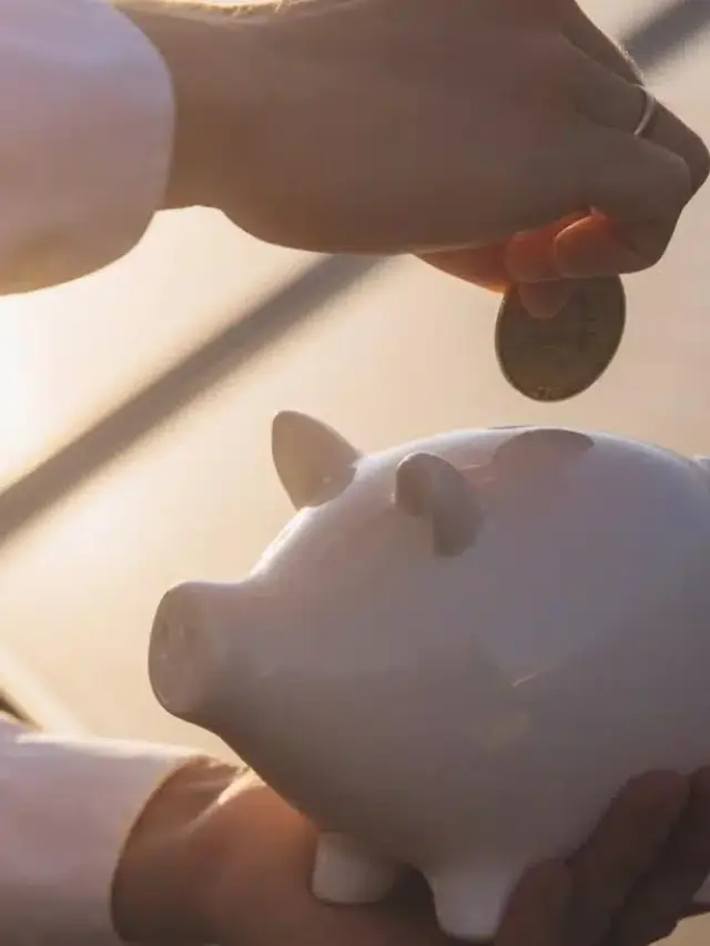 Pessoa depositando moeda em cofrinho sobre painel solar, representando economia financeira ao aderir ao mercado livre de energia.