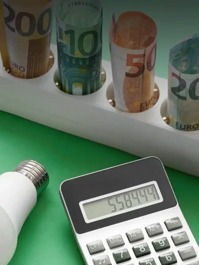 Cédulas dentro de extensão de energia, calculadora e lâmpada para mercado livre de energia