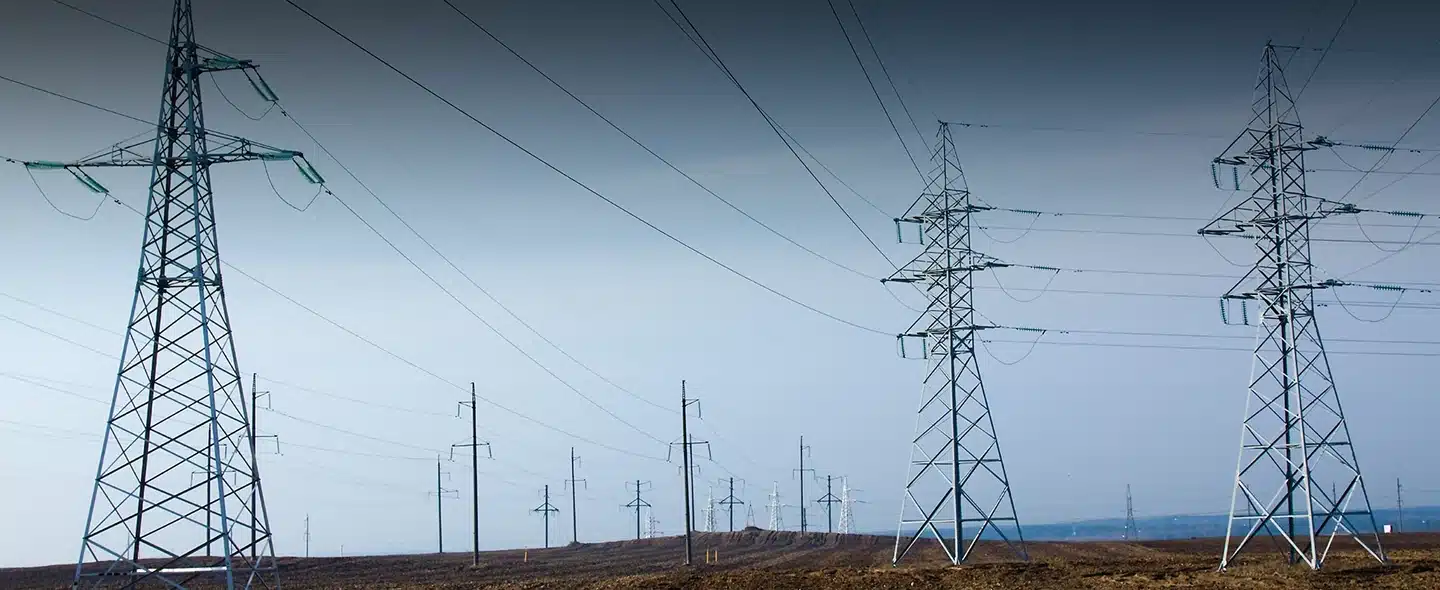 Torres de cabos de alta voltagem para artigo sobre como migrar para o mercado livre de energia