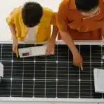 Profissional mostrando a outras pessoas um painel solar para cooperativa de energia solar