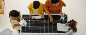 Profissional mostrando a outras pessoas um painel solar para cooperativa de energia solar