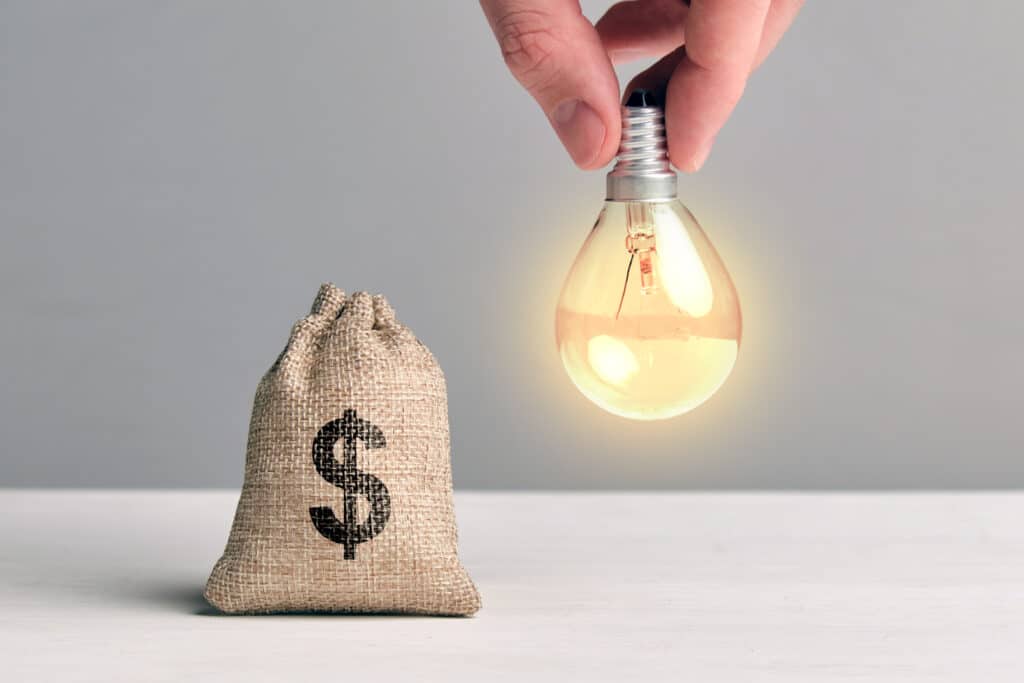 lampada e um saco de dinheiro
