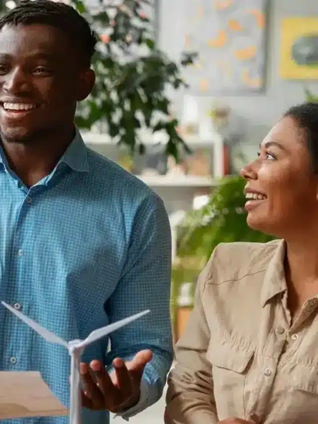 Pessoas de tecnologia tentando alcançar metas ambiciosas para cooperativa de energia solar