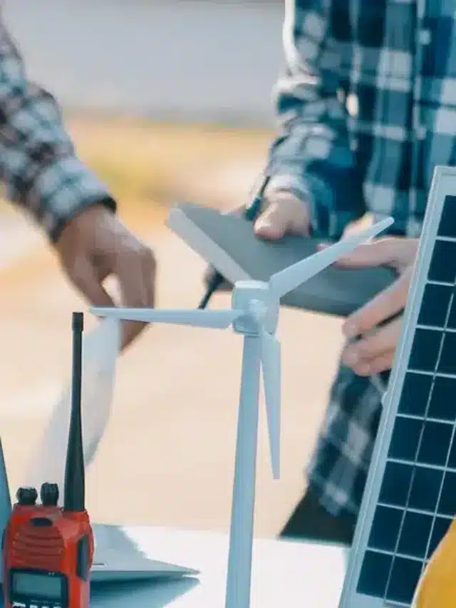 Equipe ou grupo de engenharia e trabalhador avaliando uma micro usina solar