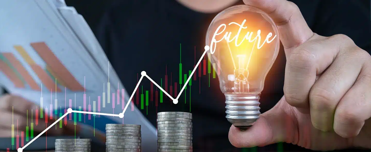 Gráfico virtual do mercado livre de energia complementado por moedas de prata empilhadas