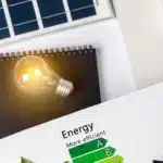 Conceito de eficiência energética com desenho de níveis de economia com energia por assinatura