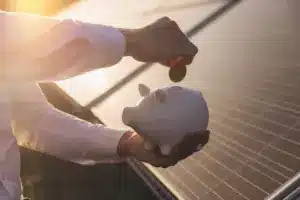 Homem jovem usando smartphone para pagamento online da energia por assinatura