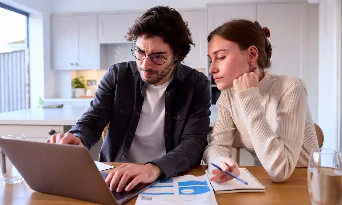 casal buscando informações sobre cobrança da energia por assinatura