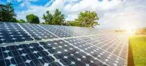 Painéis solares ao ar livre representando os benefícios da energia por assinatura para consumidores e empresas que buscam economia e sustentabilidade.