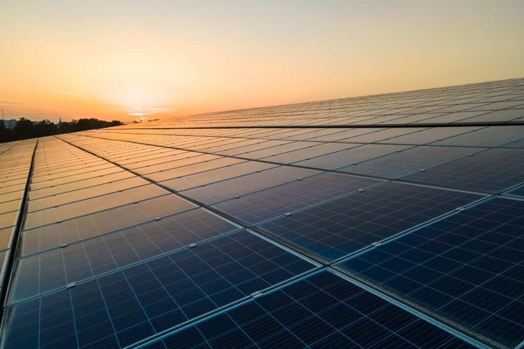 paineis solares fotovoltaicos azuis montados no telhado predio para producao de eletricidade ecologica limpa ao por sol producao conceito de energia renovavel
