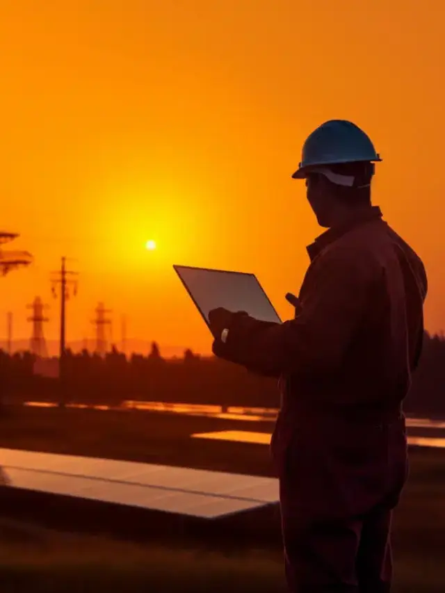 engenheiro-de-silhueta-trabalhando-com-laptop-em-fundo-de-usina-de-energia-solar 1