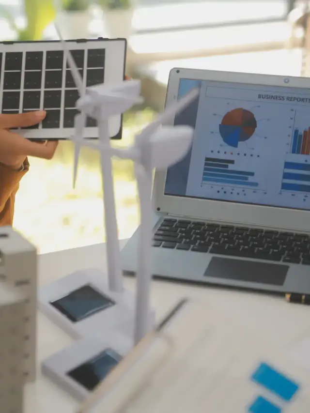 Simulação de projeto de energia com painel solar e turbinas eólicas em maquete, ilustrando análise comparativa entre geração distribuída ou mercado livre para empresas.
