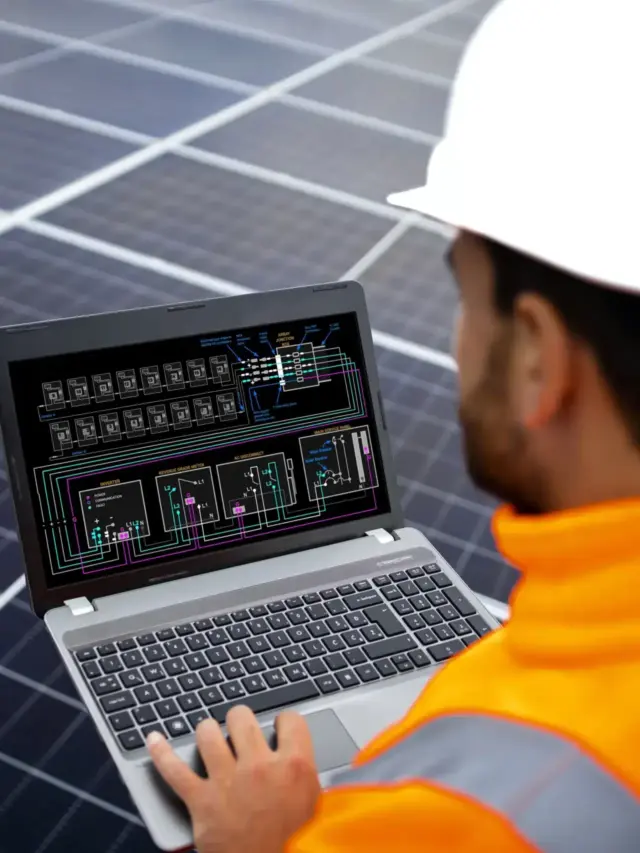 Engenheiro analisando dados em laptop sobre o desempenho de uma plataforma de gestão para usinas solares, em frente a painéis fotovoltaicos.