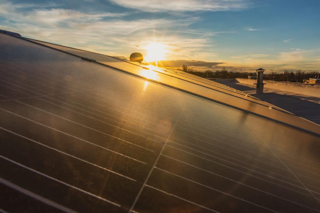 Usina solar em operação com painéis fotovoltaicos, ilustrando o funcionamento da energia por assinatura em larga escala.