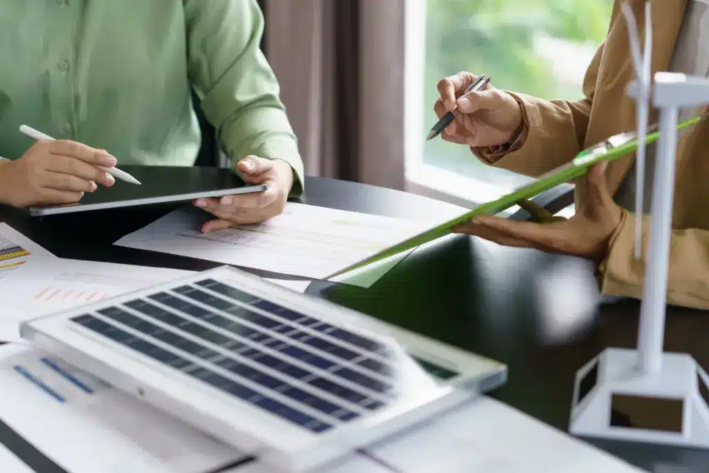 Investidores analisando contratos e estratégias para reduzir a inadimplência em usinas solares e garantir rentabilidade.