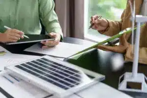 Investidores analisando contratos e estratégias para reduzir a inadimplência em usinas solares e garantir rentabilidade.