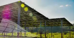 Placas solares instaladas em estrutura metálica no campo, representando uma usina solar em operação com foco em gestão de usina eficiente e sustentável.