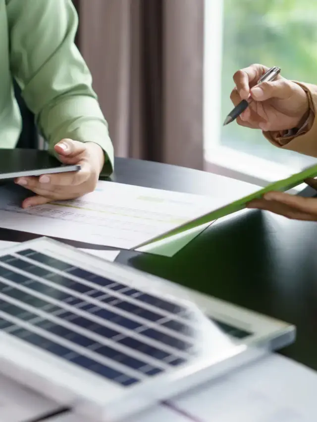 Investidores analisando contratos e estratégias para reduzir a inadimplência em usinas solares e garantir rentabilidade.