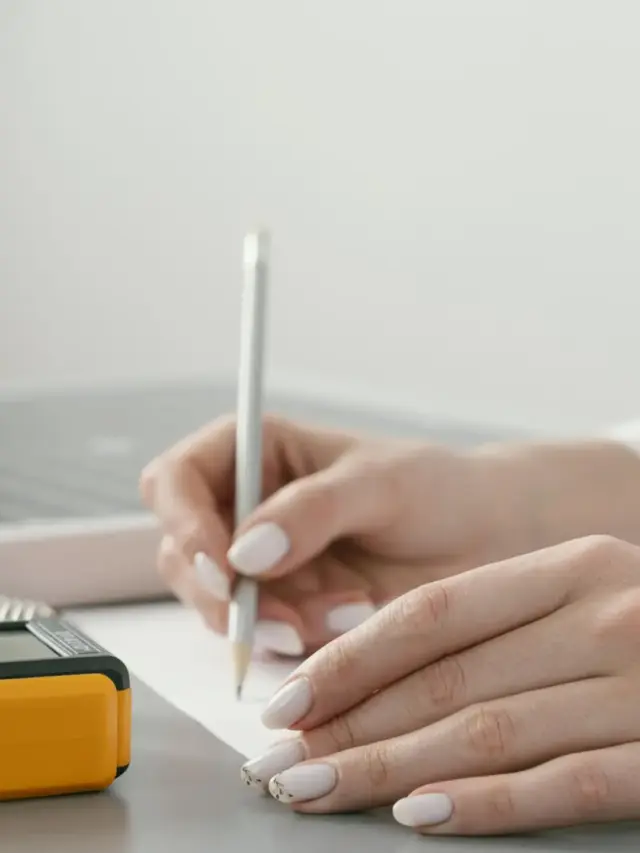 Pessoa escrevendo em papel ao lado de um painel solar e equipamentos de medição, simbolizando planejamento e gestão em energia por assinatura.