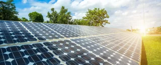 Painéis solares ao ar livre representando os benefícios da energia por assinatura para consumidores e empresas que buscam economia e sustentabilidade.