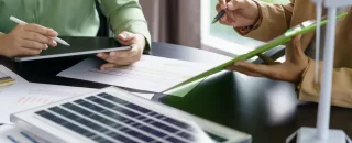 Investidores analisando contratos e estratégias para reduzir a inadimplência em usinas solares e garantir rentabilidade.
