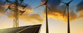 Cooperativas e comercializadoras de energia com integração de painéis solares, turbinas eólicas e rede elétrica ao pôr do sol.