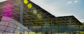 Placas solares instaladas em estrutura metálica no campo, representando uma usina solar em operação com foco em gestão de usina eficiente e sustentável.