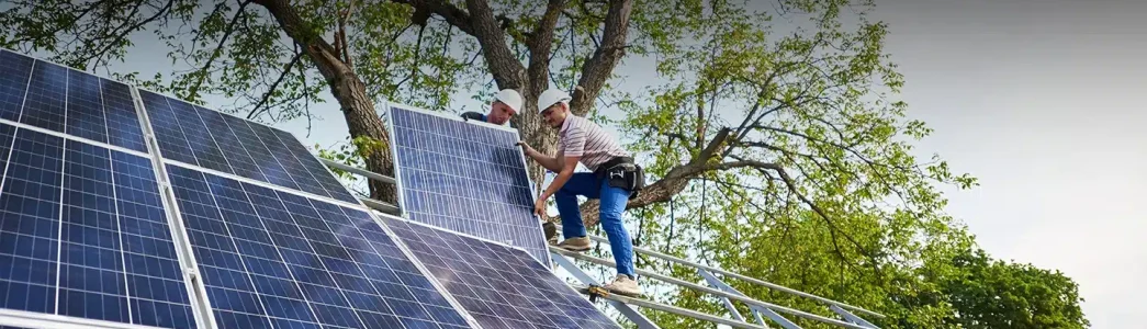 Homens instalando painéis solares sobre Como contratar energia solar compartilhada para sua empresa?