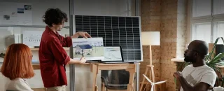 Jovens planejando para artigo sobre Como funciona a locação de energia solar para investidores