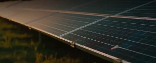 Placa solar com iluminação rosada para artigo sobre Saiba o que é micro usina solar?