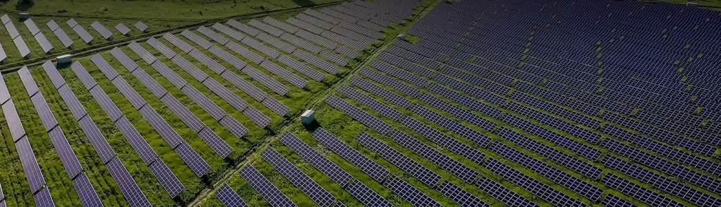 Imagem aérea de fazenda solar para artigo sobre Entenda o que é geração centralizada de energia