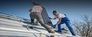 Dupla instalando painéis solares sobre artigo Marketplace de energia solar: o que é e como funciona?