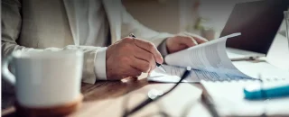 Homem assinando contrato para As vantagens da assinatura de energia solar para sua empresa