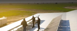 Homens avaliando placas solares para artigo Encontre empresa para alugar usina solar no seu lugar