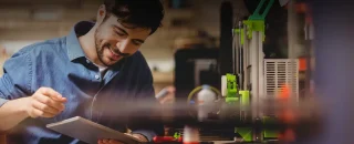 Homem jovem sorrindo para artigo sobre Como funciona a compensação de créditos de energia solar