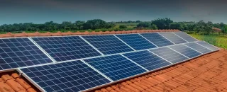 Painel solar instalado no telhado para Saiba como funciona aluguel de telhado para energia solar