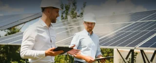 2 Homens e paneis solares ao fundo para Como arrendar usina solar e obter uma renda extra