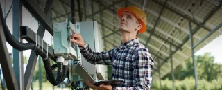 Homem fazendo manutenção para Plataforma de energia solar: mais otimização da sua usina