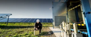 Homem próximo a painel solar e armazenamento O que é armazenamento de energia e como ele funciona?