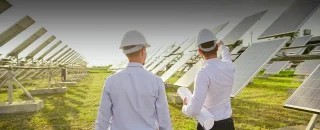 Dois homens em meio a paineis solares para O que é parceiro solar no mercado de energia hoje?