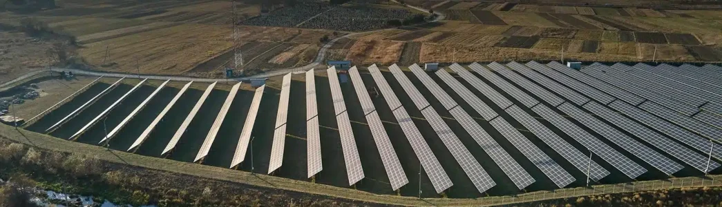 Fileiras de painéis solares para Motivos de que investir em usina solar é um bom investimento