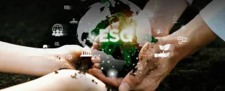 Mãos segurando terra e simbolos de ESG para Existem alguma diferença entre ESG e sustentabilidade?