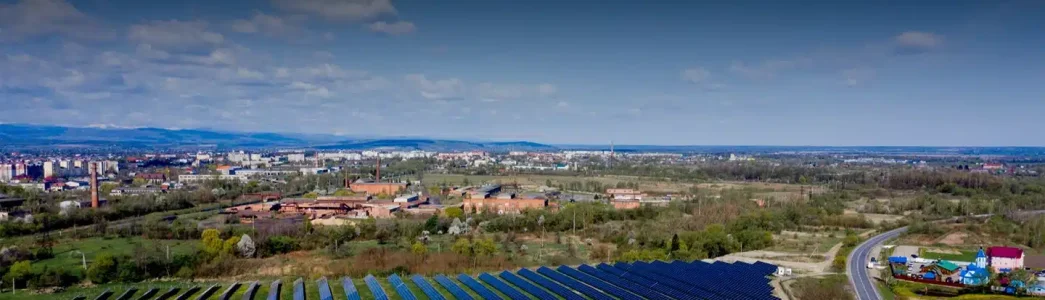 Painéis solares, uma cidade e céu azul para Qual o valor arrendamento de terra para energia solar?