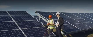 Técnicos avaliando painel solar para artigo Como funciona a energia solar compartilhada?