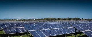 Paineis solares e seu azul ao fundo Vantagens e desvantagens da minigeração de energia