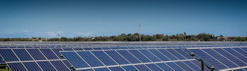 Paineis solares e seu azul ao fundo Vantagens e desvantagens da minigeração de energia