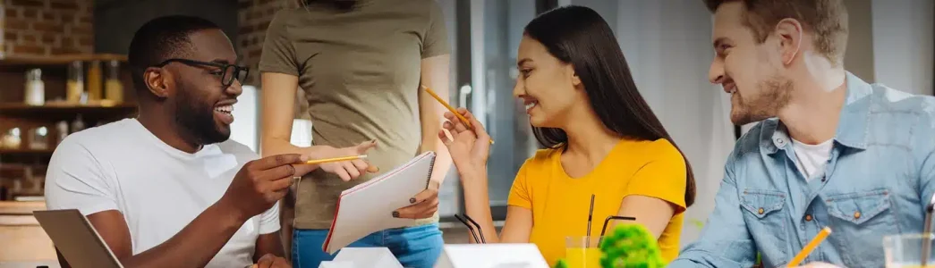 Pessoas sorrindo e fazendo planejamentos para Descubra o que é educação ambiental e seus impactos