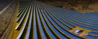 Fileira de paineis visto sobre lente angular para Investimento em usina solar: vale a pena