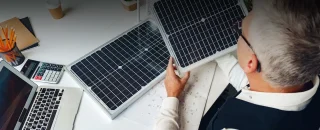 Arquiteto maduro trabalhando em um projeto de usina de investidor de energia solar