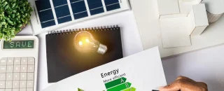 Conceito de eficiência energética com desenho de níveis de economia com energia por assinatura